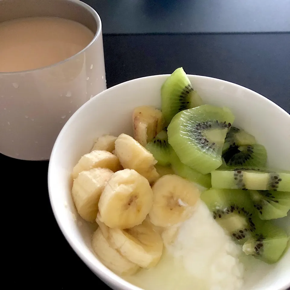 Snapdishの料理写真:16:02 フルーツヨーグルト🍌🥝|へれ子さん