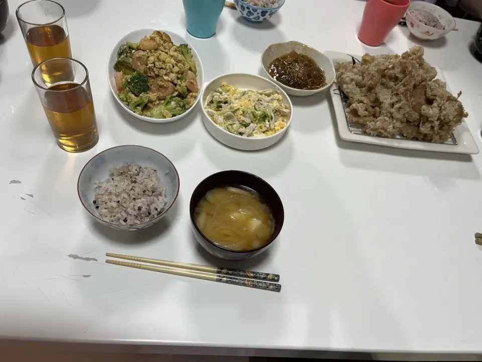 Snapdishの料理写真:晩御飯☆雑穀米☆サラダ（昨日の残り）☆鶏皮の唐揚げ☆海老とブロッコリーの卵炒め☆松前漬け☆雑穀米☆みそ汁（じゃが芋・玉葱・しめじ）|Saharaさん