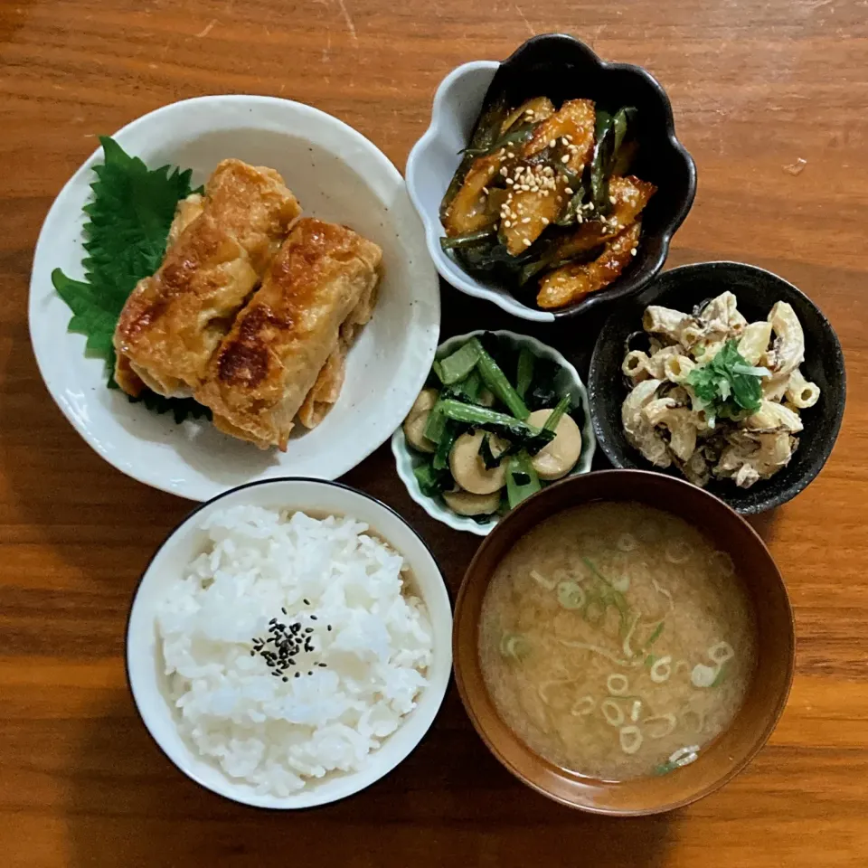 主食　白ごはん
主菜　油揚げの豚ロース巻き🅿️
副菜　塩昆布とツナマヨのマカロニサラダ🅿️
副菜　甘辛ちくピーマン🅿️
汁物　あおさにネギ入れたやつ
小鉢　お弁当のおかずの残り|...さん