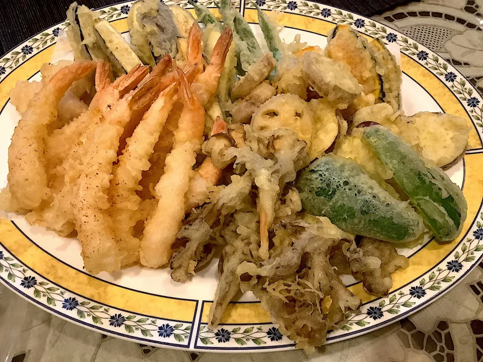 Snapdishの料理写真:天ぷらの盛り合わせ🍤😋|アライさんさん