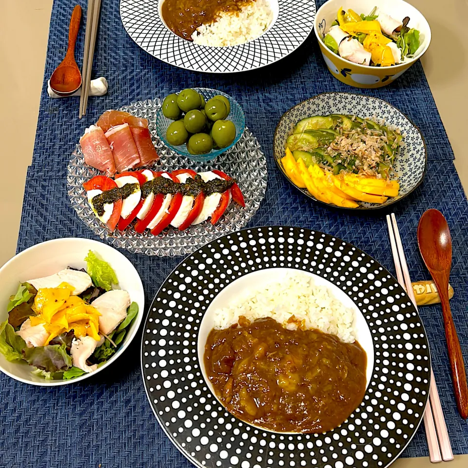 Snapdishの料理写真:牛すじカレー、コリンキーラペサラダ、コリンキーときゅうりの糠漬け、カプレーゼets|kekekeさん