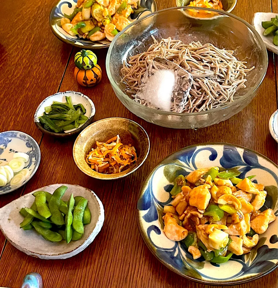 晩ごはん♯鶏肉カシューナッツ炒め♯蕎麦♯枝豆🫛|小松菜さん