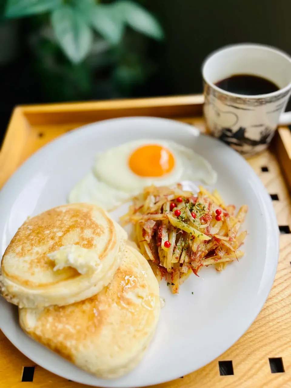 シルニキとコンビーフハッシュの朝食 Syrniki & Corned Beef Hash|アッコちゃん✨さん