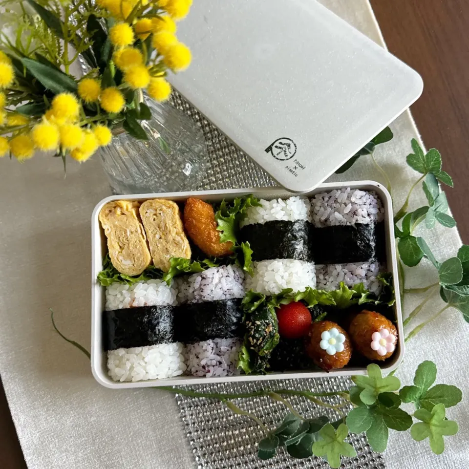 Snapdishの料理写真:9/2❤︎主人のおにぎり弁当🍙🌱

＊ ゆかり梅おにぎり
＊ 明太子おにぎり
＊ 鶏つくね
＊ 海老イカ天かすたまご焼き
＊ 白身魚のフライ
＊ ほうれん草の胡麻和え|Makinsさん