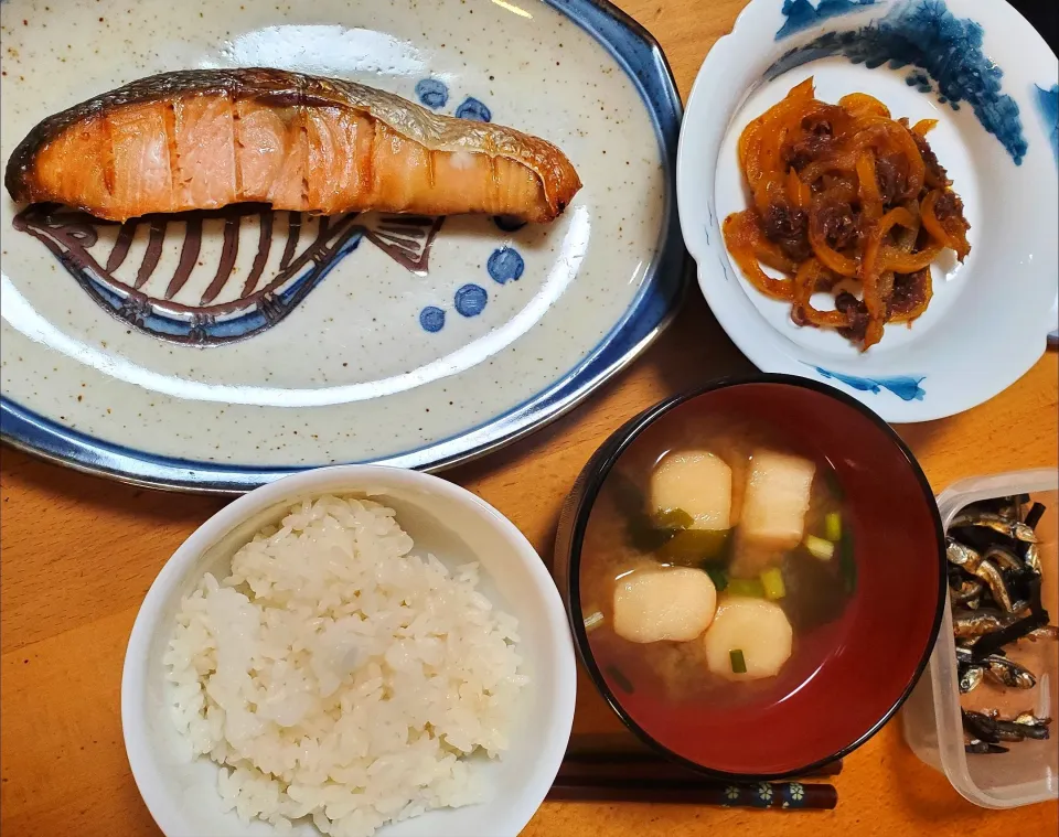 焼鮭、パプリカのおかか炒め、お麩とわかめの味噌汁|さきさん