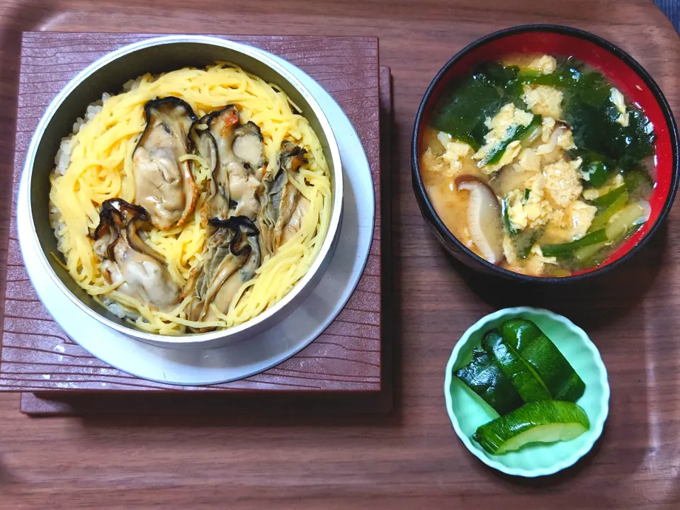 Snapdishの料理写真:今日も朝ごはん（かき釜めし、ニラと椎茸と卵のみそ汁、はぐらうり漬）|Mars＠釜飯作り研究中さん