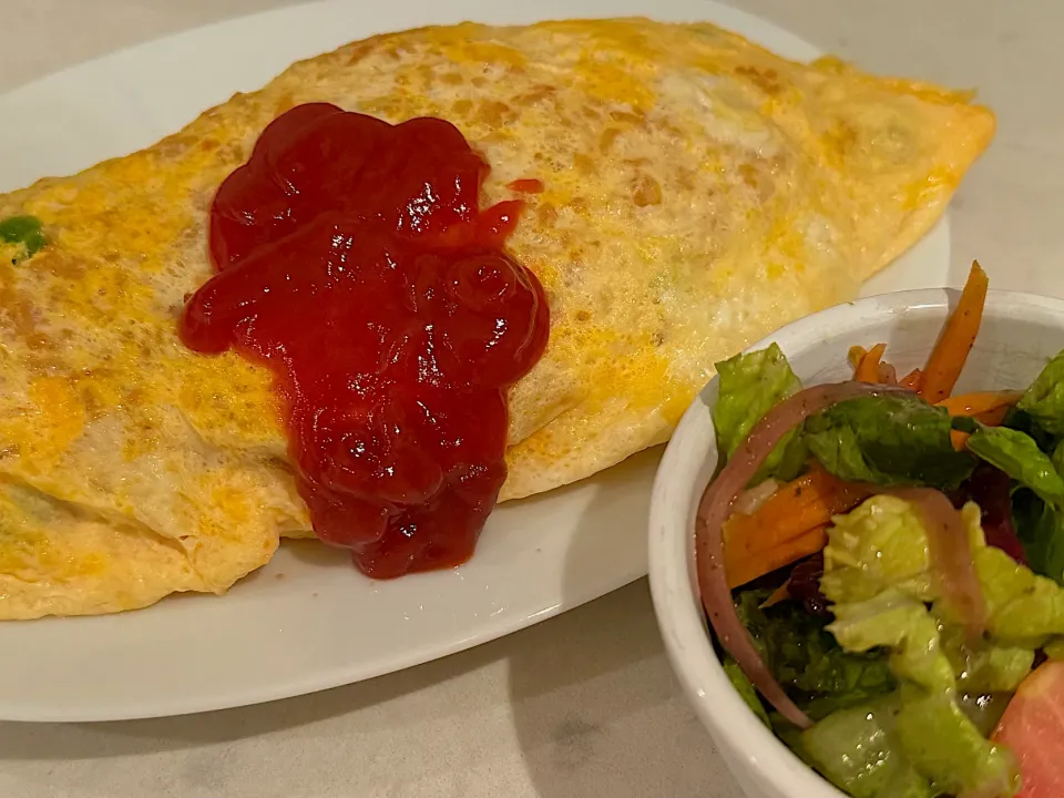 Snapdishの料理写真:チキンオムライスとサラダ🥗|女神さん