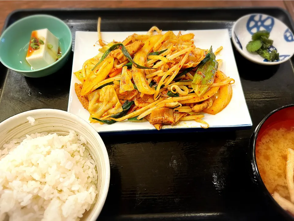 ピリ辛ホルモンと野菜炒め定食 ¥800|Blue Moon Caféさん