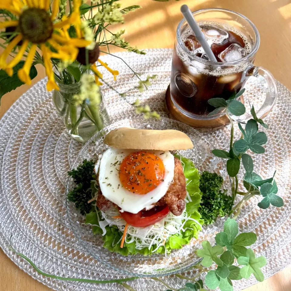 9/2❤︎月見チキンタツタベーグルサンド🥯🌱

＊ ベーグル&ベーグル
＊ チキンタツタ
＊ 半熟目玉焼き🍳
＊ フリルレタス ＊ミックスキャベツ#トマト|Makinsさん