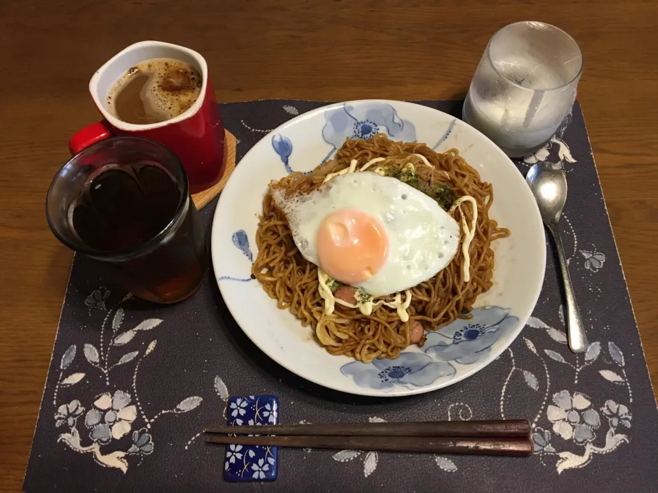 目玉焼き乗っけ大盛りソース焼きそば、ホットコーヒー、バナナ＆カシスジャム入りヨーグルト、麦茶(昼飯)|enarinさん