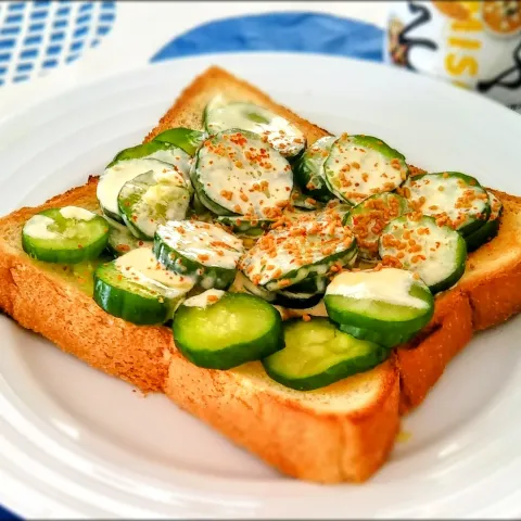 「料亭の味 フリーズドライつぶみそ ボトル」を使ってみたSnapdishの料理・レシピ写真:森のごはん屋さんの料理　つぶみそdeきゅうりもみトースト🍞🥒