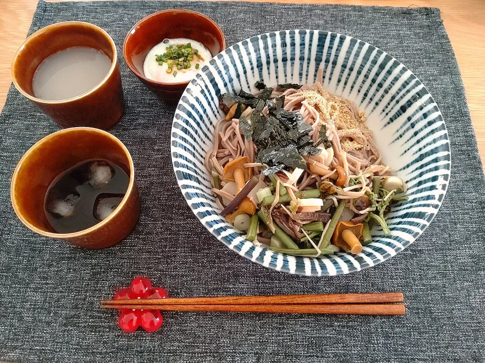 自分の朝兼昼ごはん☺️山菜とろろ十割蕎麦|みりさん