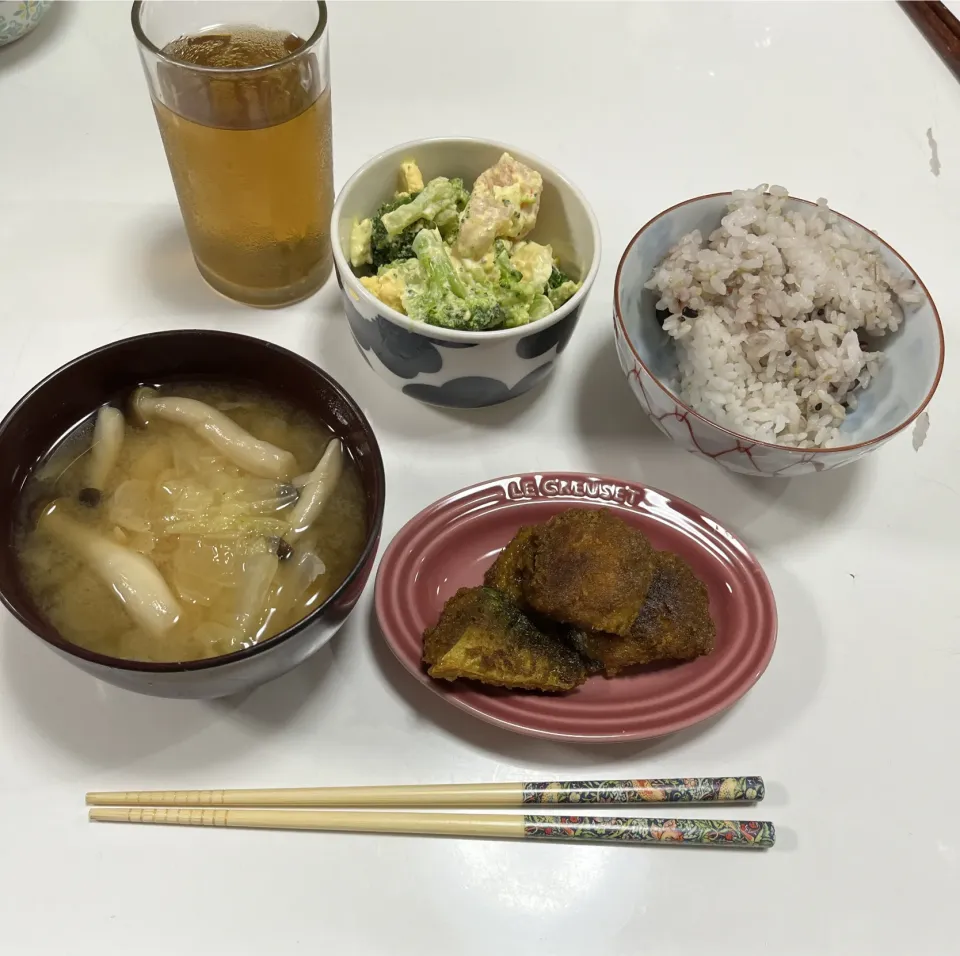 晩御飯☆雑穀米☆みそ汁（白菜・しめじ）☆サラダ（エビ・卵・ブロッコリー）☆鯖のカレー竜田☆厚揚げの煮物（母のだけ配膳忘れ💦）|Saharaさん