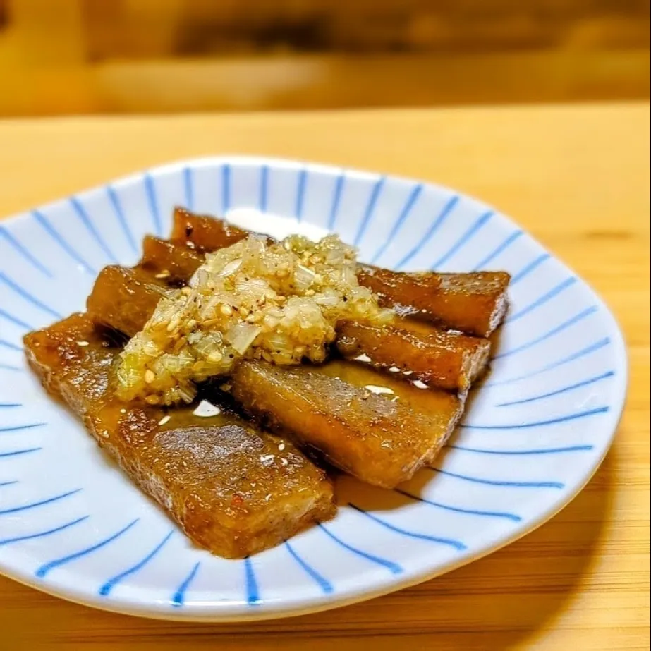 こんにゃくステーキ✨ネギ塩ダレ

前菜にぴったりのヘルシーなこんにゃくのステーキ✨

さっぱりしたネギ塩ダレを絡め、ちょっぴり牛タン風に仕上げました😂

こんにゃくに含まれるグルコマンナンは、消化吸収をゆっくり行い、血糖値をあげにくくする作用があります☺

糖尿病対策や便秘解消のほか、セラミドパワーで乾燥肌対策もできちゃいます🎶|森のごはん屋さんさん