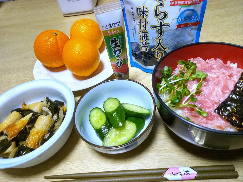 夕飯。ねぎトロ丼のねぎなし。
きゅうりの浅漬け。竹輪の酢の物。
　　　　　　　　　　　　私用。|りささん