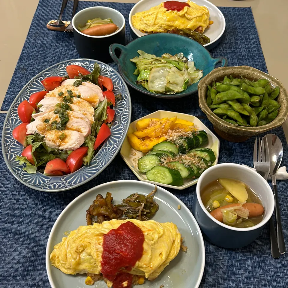 オムライスにゴーヤ佃煮長唐辛子佃煮添え、　鶏ハムサラダ、アンチョビキャベツ、野菜スープ、胡瓜とコリンキーの糠漬け、だだちゃ豆|kekekeさん