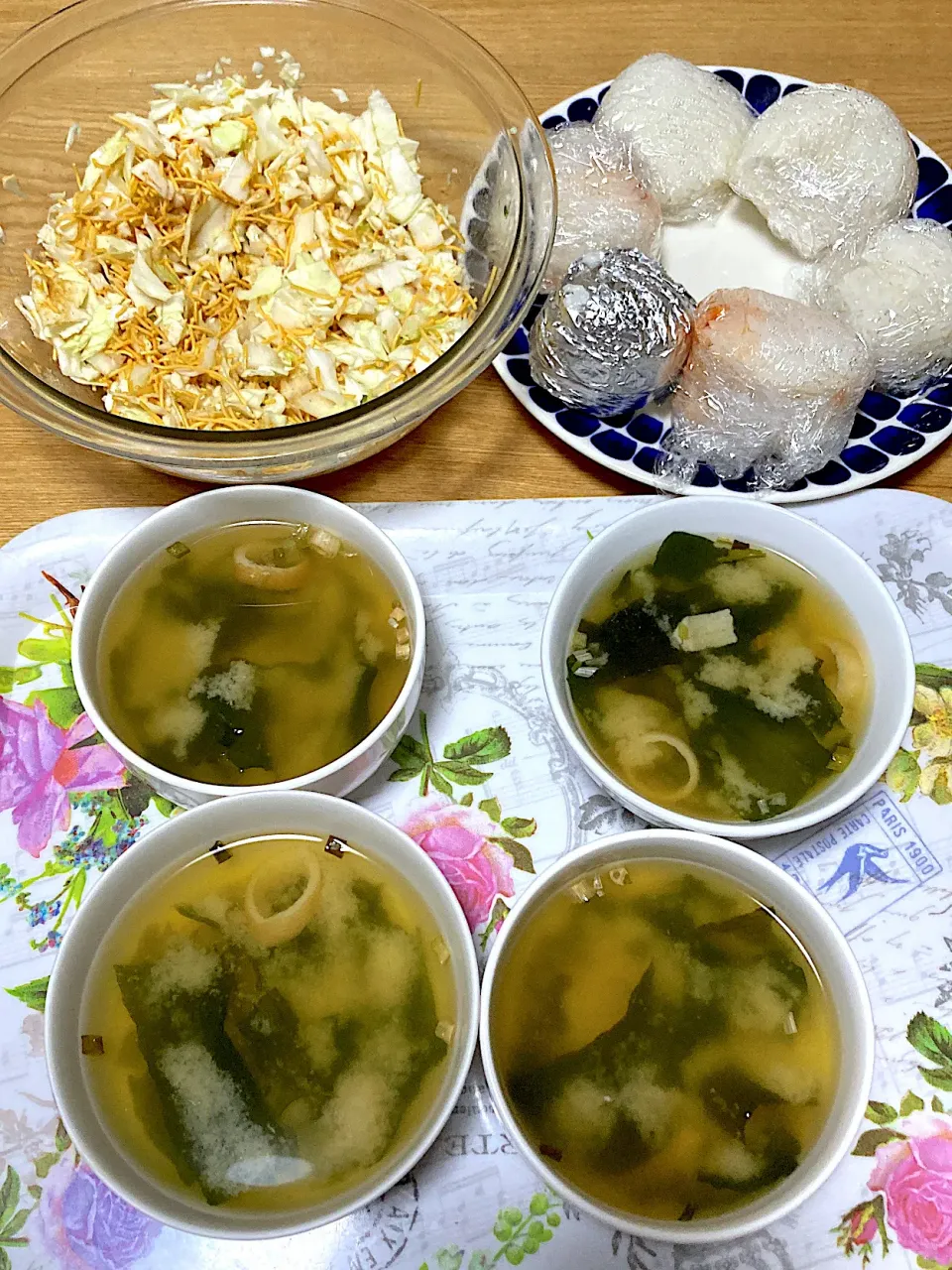 Snapdishの料理写真:娘が作ってくれた晩ごはん、シャケ🍙、味噌汁、無限キャベツ|Cynthia Huさん