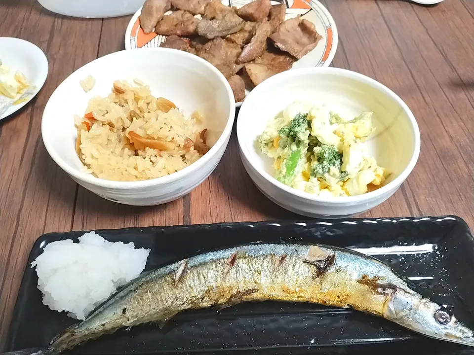 Snapdishの料理写真:秋刀魚の塩焼き
鳥ごぼう炊き込みご飯
ブロッコリーと卵のマヨサラダ
ホルモンミックス焼き|尚さん