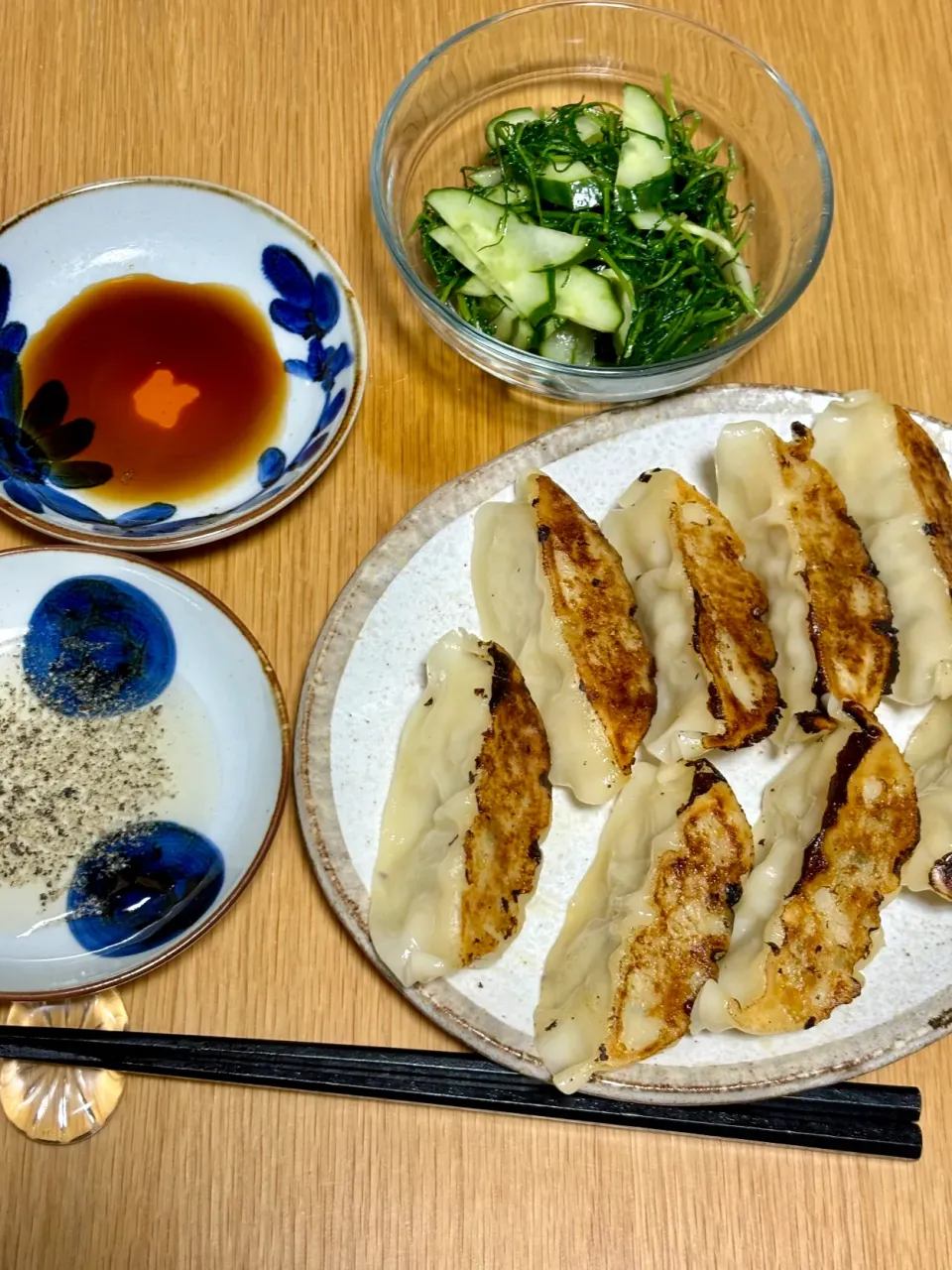 Snapdishの料理写真:9/2の夜ごはん~餃子、きゅうりとおかひじきのナムル~|ゆかｕさん