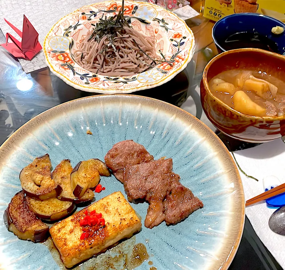 豆腐ステーキとサワービーフ　肉じゃが　十割蕎麦|hiroyoさん