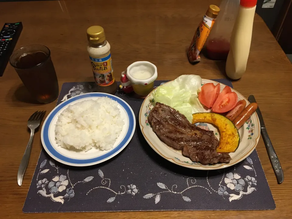 開けたて新米のふさこがねのご飯、北海道産とかち匠牛肩ロースステーキ、かぼちゃソテー、チョリソ、トマト、レタス、麦茶、牛乳寒天(夕飯)|enarinさん