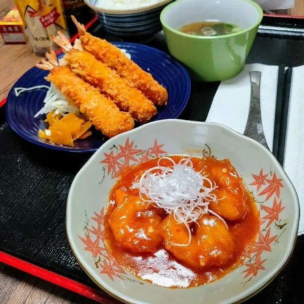 Snapdishの料理写真:揚げただけエビフライ
自家製エビチリ
大ライス
わかめスープ|ariyo4200さん