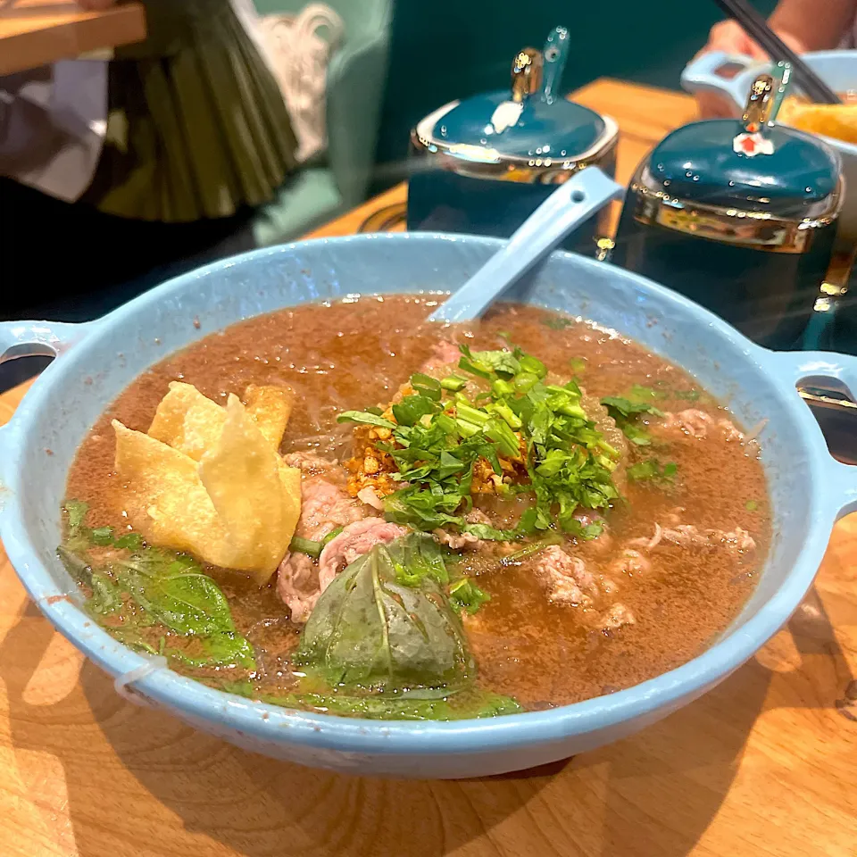 Noodles in boat soup with beef|skyblueさん