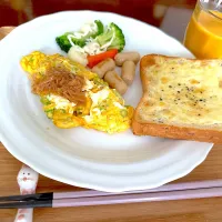 Snapdishの料理写真:ご飯がないのでパン、あるもので何とか。チーズトースト、温野菜は冷食をチン、ツナネギオムレツになめ茸かけて。#ブレックファースト　#初投稿|うさこ。さん