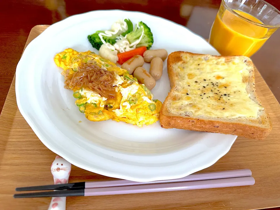 ご飯がないのでパン、あるもので何とか。チーズトースト、温野菜は冷食をチン、ツナネギオムレツになめ茸かけて。#ブレックファースト　#初投稿|うさこ。さん