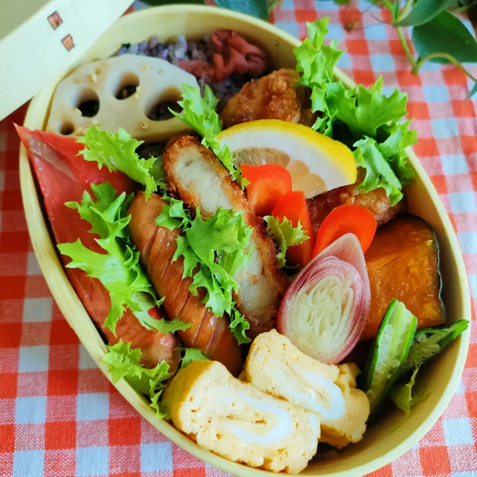 今日のわっぱご飯

鶏の唐揚げ弁当
　鶏の唐揚げ
　コロッケ
　鮭の塩焼き
　シャウエッセン

美味しくできました✨|ふかふかごはんさん