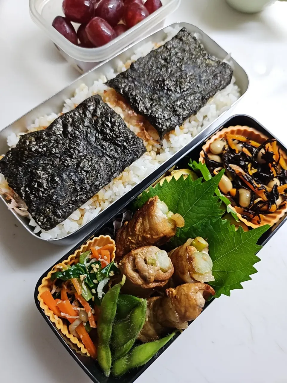 ☆高校生弁当☆2段オカカ海苔ごはん、ひじき煮物、カニカマ卵焼き、アスパラ肉巻き、小松菜シラスナムル、枝豆、ブドウ|ｼｮｺﾗさん