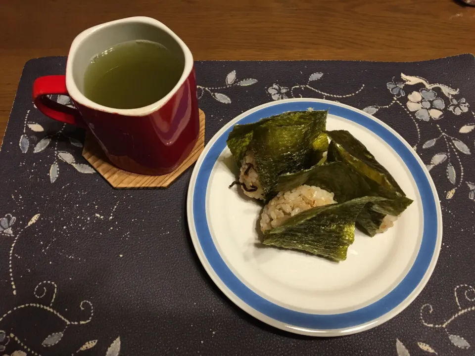 おにぎり、イワシの缶詰、熱い日本茶(朝ご飯)|enarinさん