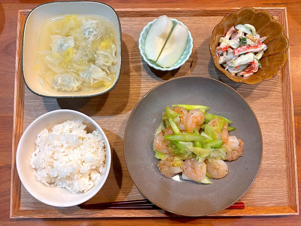 今日の夜ご飯(エビとアスパラキャベツの塩炒め、カニカマごまマヨサラダ、餃子スープ、梨)|cocomikaさん