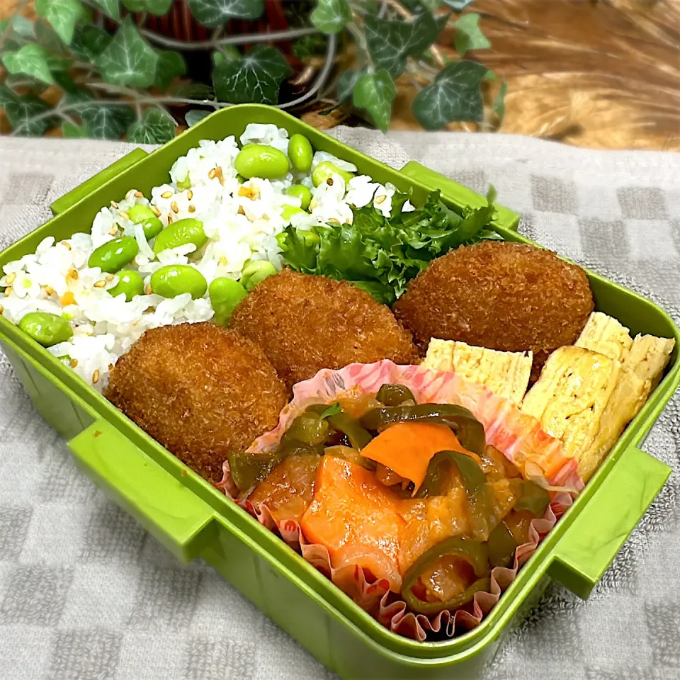 Snapdishの料理写真:ぎゅうぎゅうに詰め込まれたミンチカツ弁当|くまちゃんさん