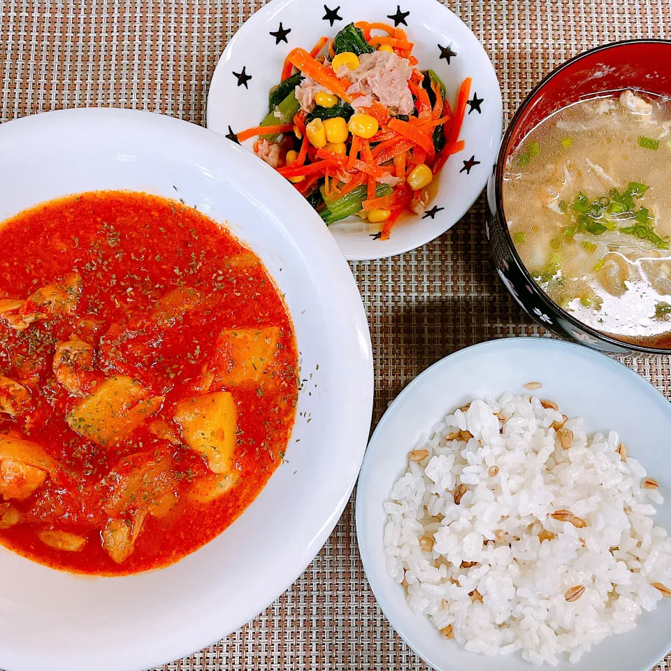 鶏肉とじゃがいものチーズトマト煮込み♡小松菜の和風ツナコーンあえ♡もやしと豆腐のふわたまスープ♡|まゆかさん