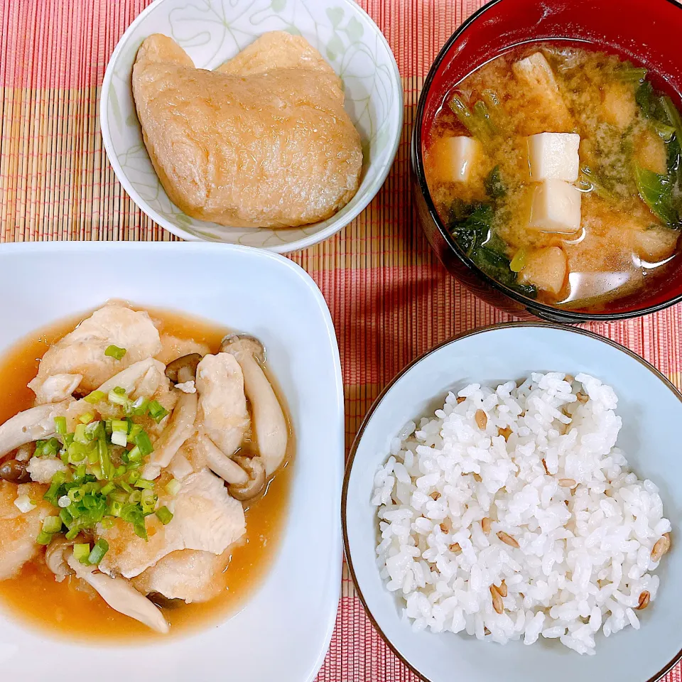 鶏肉としめじのみぞれ煮♡油揚げの巾着卵煮♡お味噌汁♡|まゆかさん