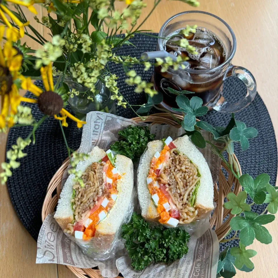 Snapdishの料理写真:9/3❤︎ソース焼きそばサンド🌱✨

＊ 白神ソフトフランスパン
＊ ソース焼きそば
＊ フリルレタス .トマト.半熟たまご|Makinsさん