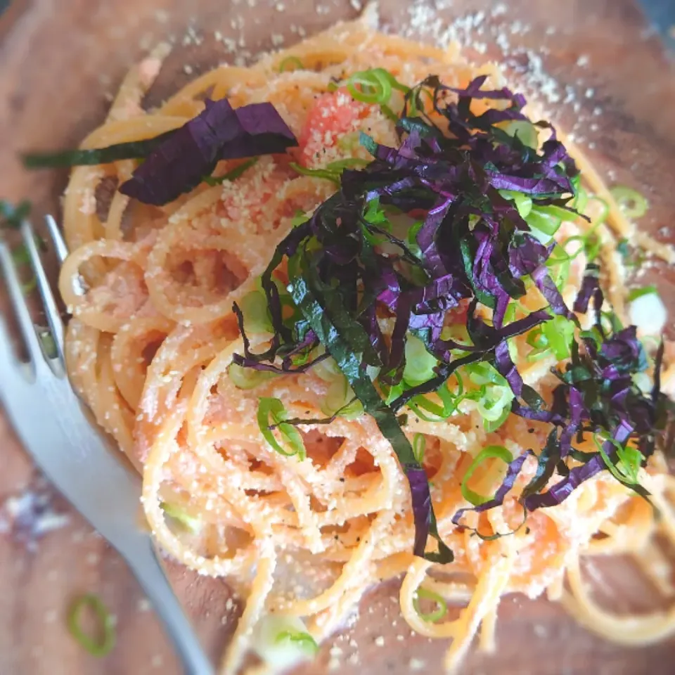 Snapdishの料理写真:唐揚げ おかんに食べられたぁ😢
  しゃーない 明太クリームパスタ作った

新鮮な紫蘇があったからのせて爽やか✨|かおぴさん