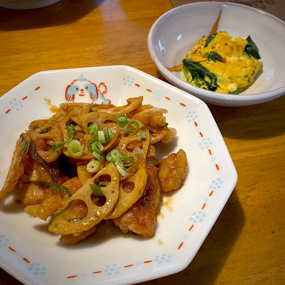 Snapdishの料理写真:レンコンと鶏肉の甘辛炒めと、小松菜の和風オムレツ|もえさん