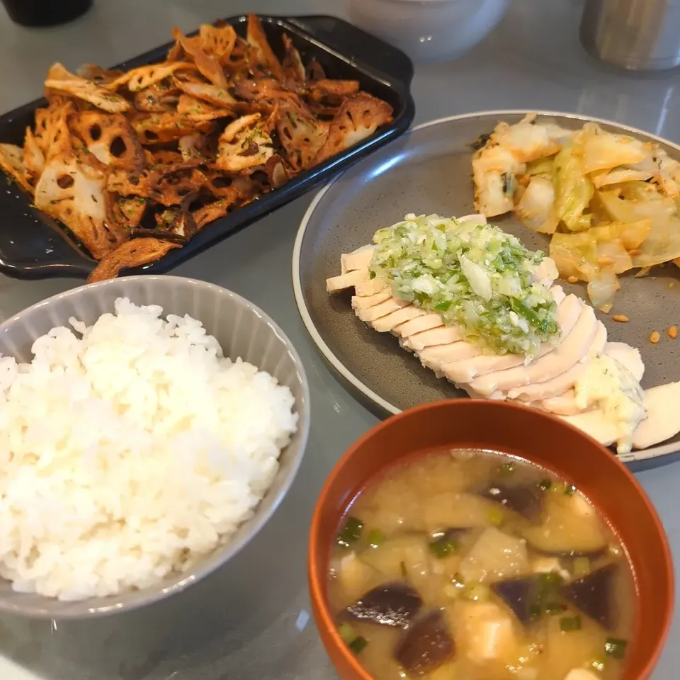 ごはん
味噌汁
鶏ハム　ねぎ麹ダレのせ
キャベツの醤油麹和え
れんこんチップス|asryh♡さん