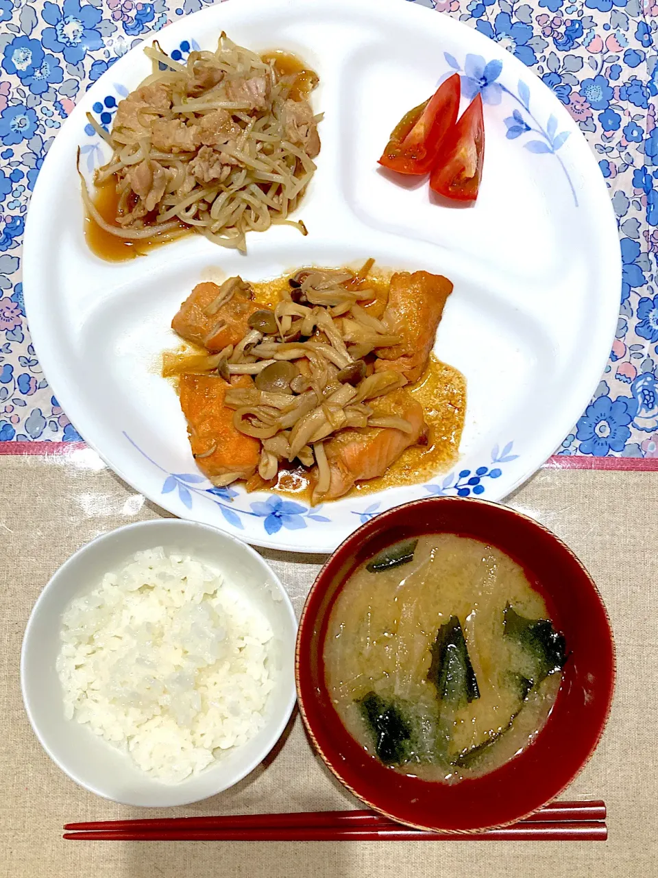 鮭ときのこの照焼きと豚もやし炒め|おしゃべり献立さん