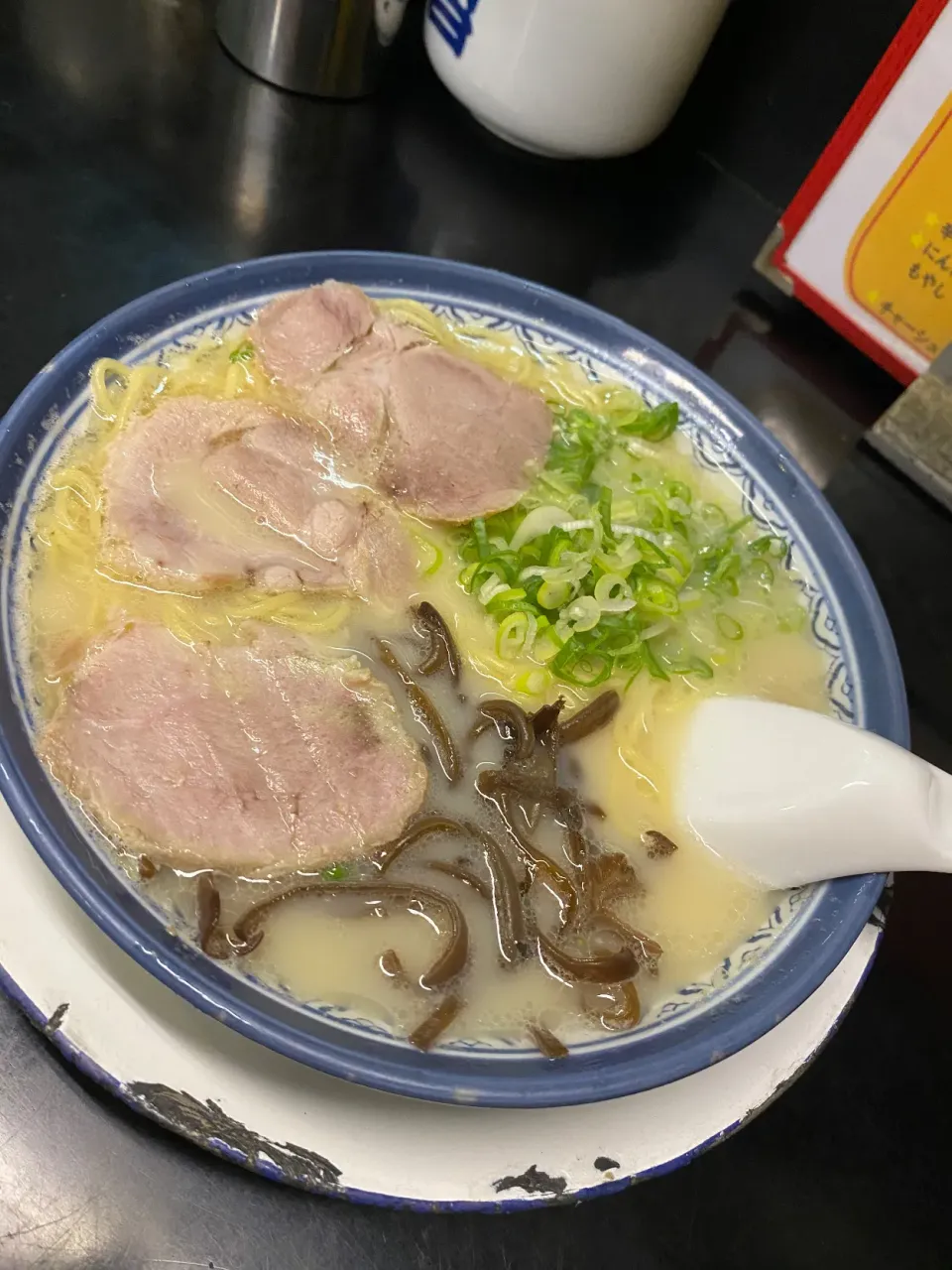 福岡県福岡市　ラーメンしばらく本店の豚骨ラーメン|タカちゃんさん