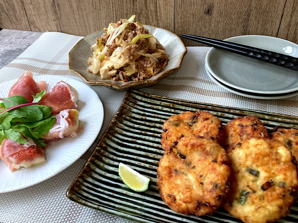 森のごはん屋さんの料理 豆腐のねぎ味噌󠄀だんごほか

香ばしいねぎ味噌󠄀を混ぜ込んたお豆腐のだんご☺

ふわっと軽い食感で、どこか懐かしさを感じる味🎶

柚子やかぼすなど柑橘類をしぼって、爽やかさをプラスして☺|mocoさん