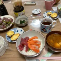 Snapdishの料理写真:海鮮丼、味噌汁、芋|初心者さん