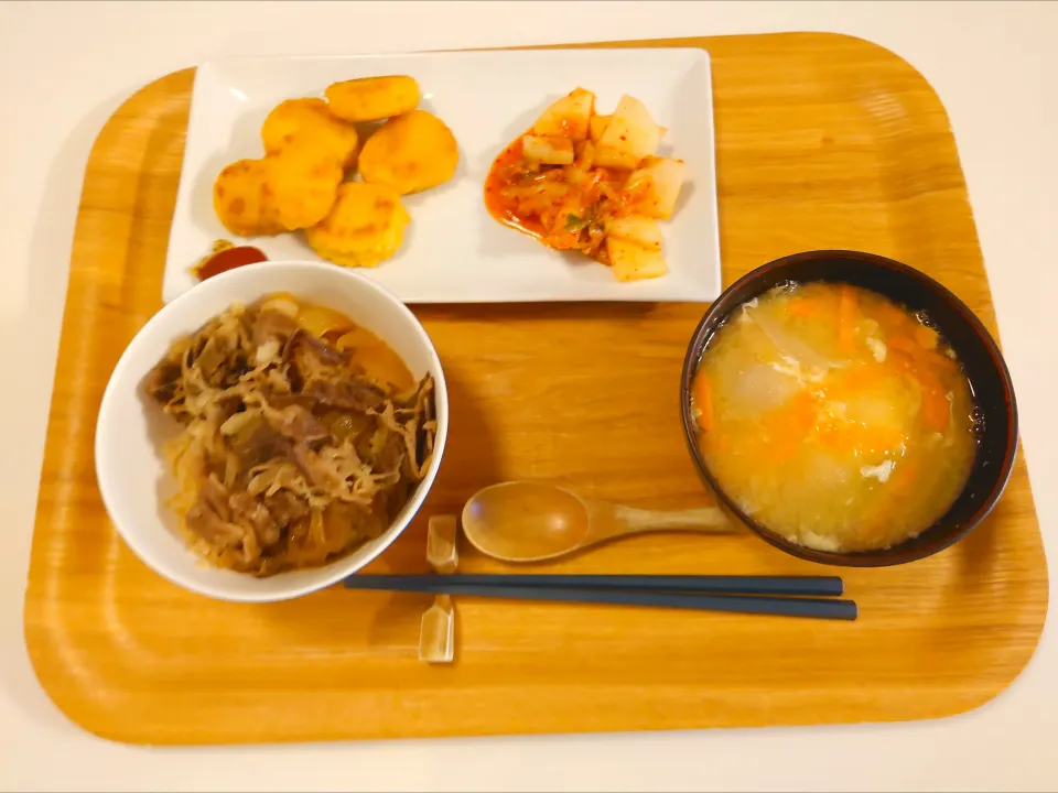 今日の夕食　牛丼、チキンナゲット、大根のキムチ和え、落とし卵の味噌汁|pinknari🐰🌈さん