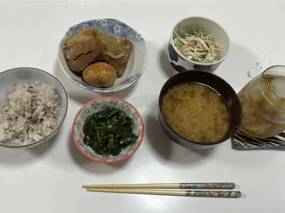 晩御飯☆雑穀米☆みそ汁（キャベツ・玉葱・人参）☆ほうれん草の胡麻和え☆豚の角煮（ゆで卵入り）☆サラダ（カニカマ・かいわれ大根）|Saharaさん