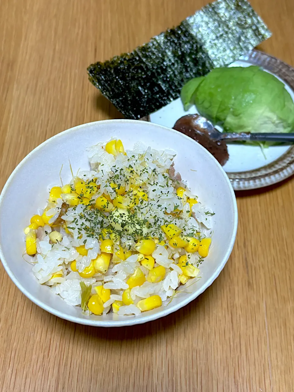 Snapdishの料理写真:9/3の夜ごはん~とうきびご飯とアボカドの梅ごのみ海苔巻~|ゆかｕさん