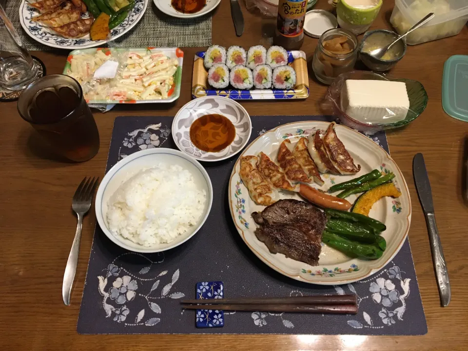 ご飯、焼き餃子、ビーフステーキ、チョリソ、野菜ソテー、マカロニサラダ、冷奴、沢庵、とろたくきゅうり海苔巻き、烏龍茶、牛乳寒天(夕飯)|enarinさん