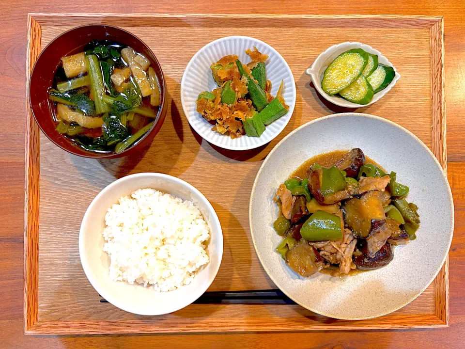 今日の夜ご飯(ナスとピーマンの味噌炒め、オクラの唐揚げ、きゅうりのあわ漬け、小松菜スープ)|cocomikaさん