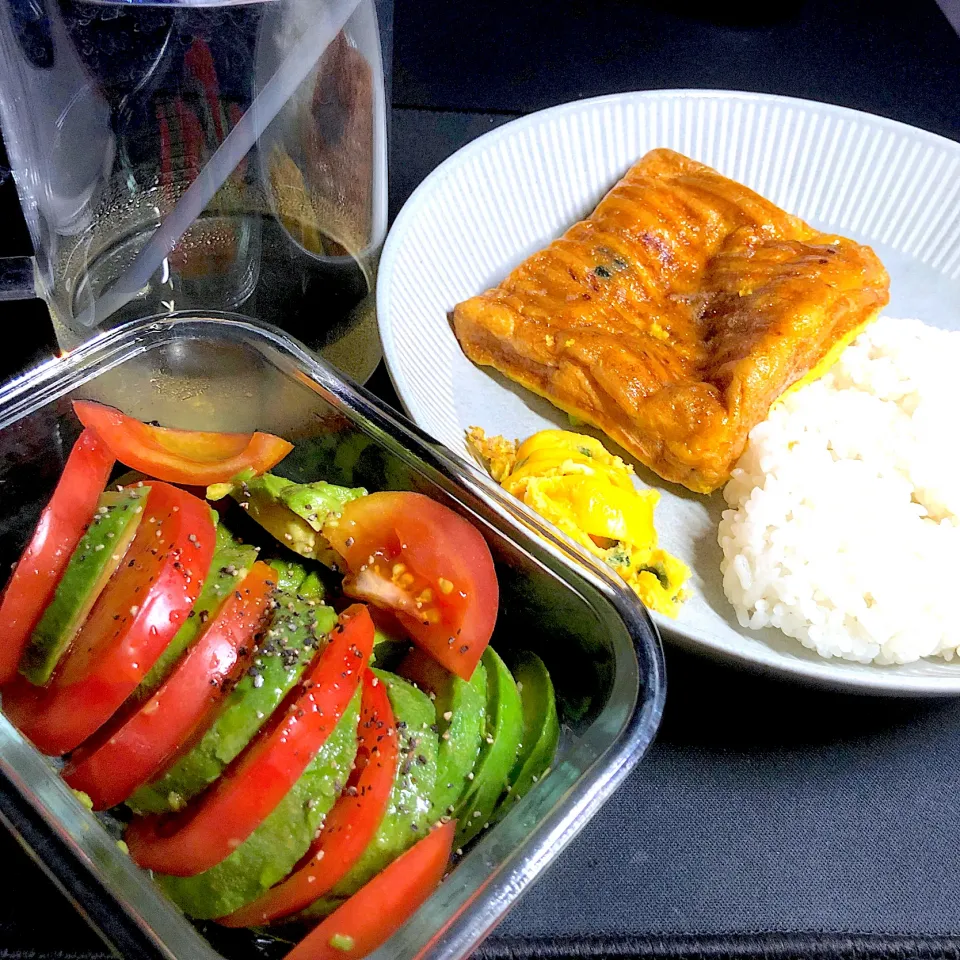 Snapdishの料理写真:23:29 アボカド🥑トマト🍅たまご焼き🥚|へれ子さん